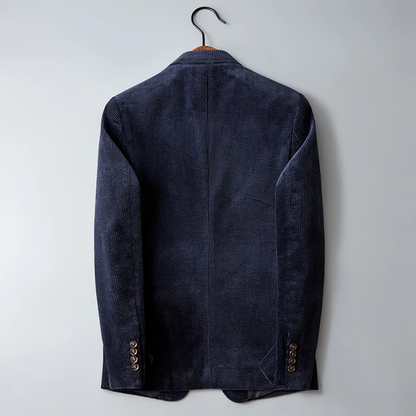Dunkelblaues Cord-Sakko, Herrenmode, Rückansicht, eleganter Stil, hängend auf Holzkleiderbügel.