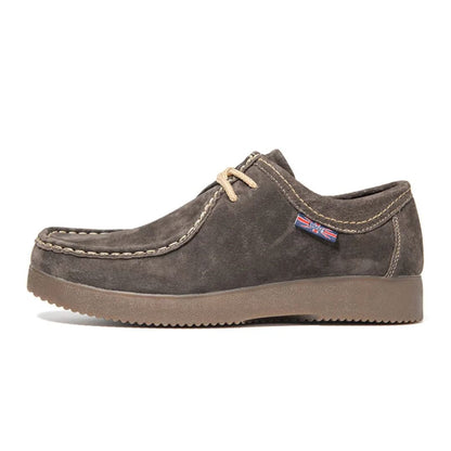 Dunkelbrauner Wildleder-Halbschuh mit Schnürung, rutschfeste Sohle, Herrenmode.