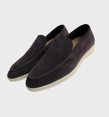 Dunkelbraune Wildleder-Slipper für Herren mit weißer Sohle, elegantes Design, bequem.