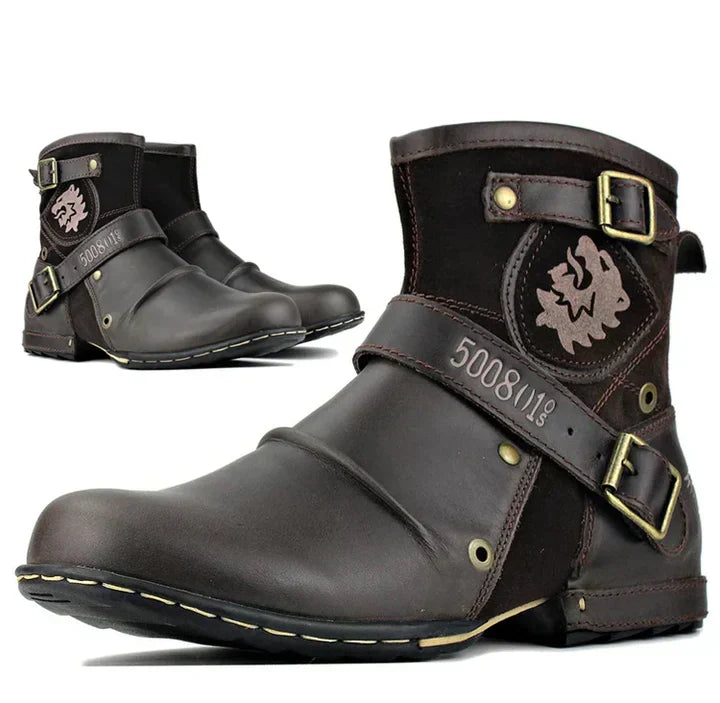 Braune Lederstiefel mit Schnallen, Löwenemblem und Prägung, modisch und robust.