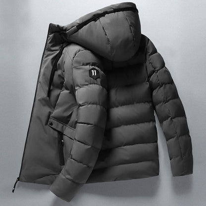 Dunkelgraue Daunenjacke mit Kapuze, Reißverschluss, warm, Wintermode, Herrenbekleidung.