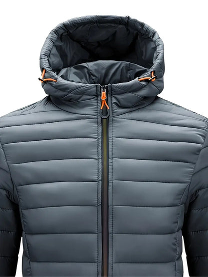 Graue Daunenjacke mit Kapuze, Reißverschluss und orangefarbenen Kordelstoppern, Wintermode.