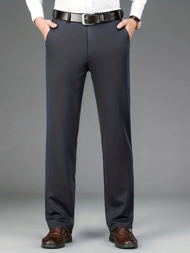 Dunkelgraue Herrenanzughose, elegant, Business, mit Ledergürtel, klassische Herrenhose.