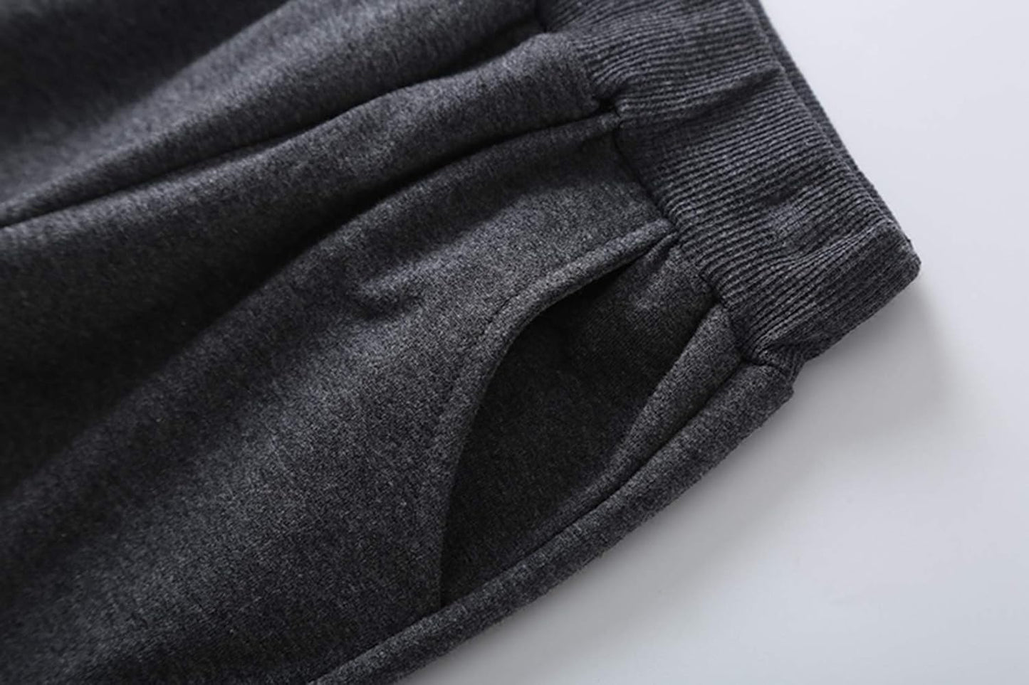 Dunkelgraue Jogginghose aus Baumwolle mit elastischem Bund und Seitentasche, bequem, sportlich.