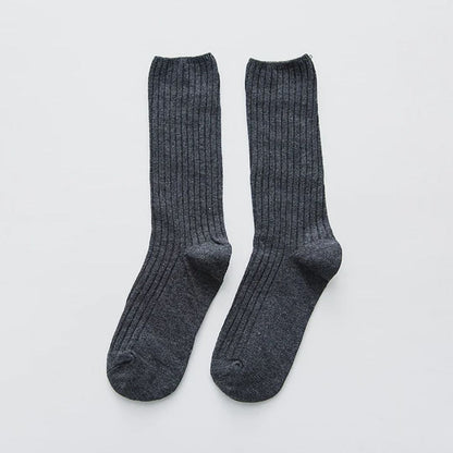 Dunkelgraue, gerippte Wollsocken für Herren, warm und bequem, ideal für den Winter.