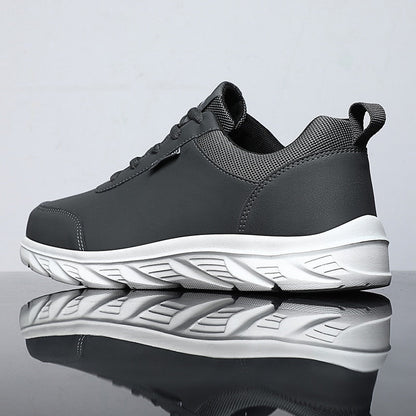 Grauer Sneaker aus Leder, rutschfeste Sohle, Herrenmode, sportlich, bequem, modern.