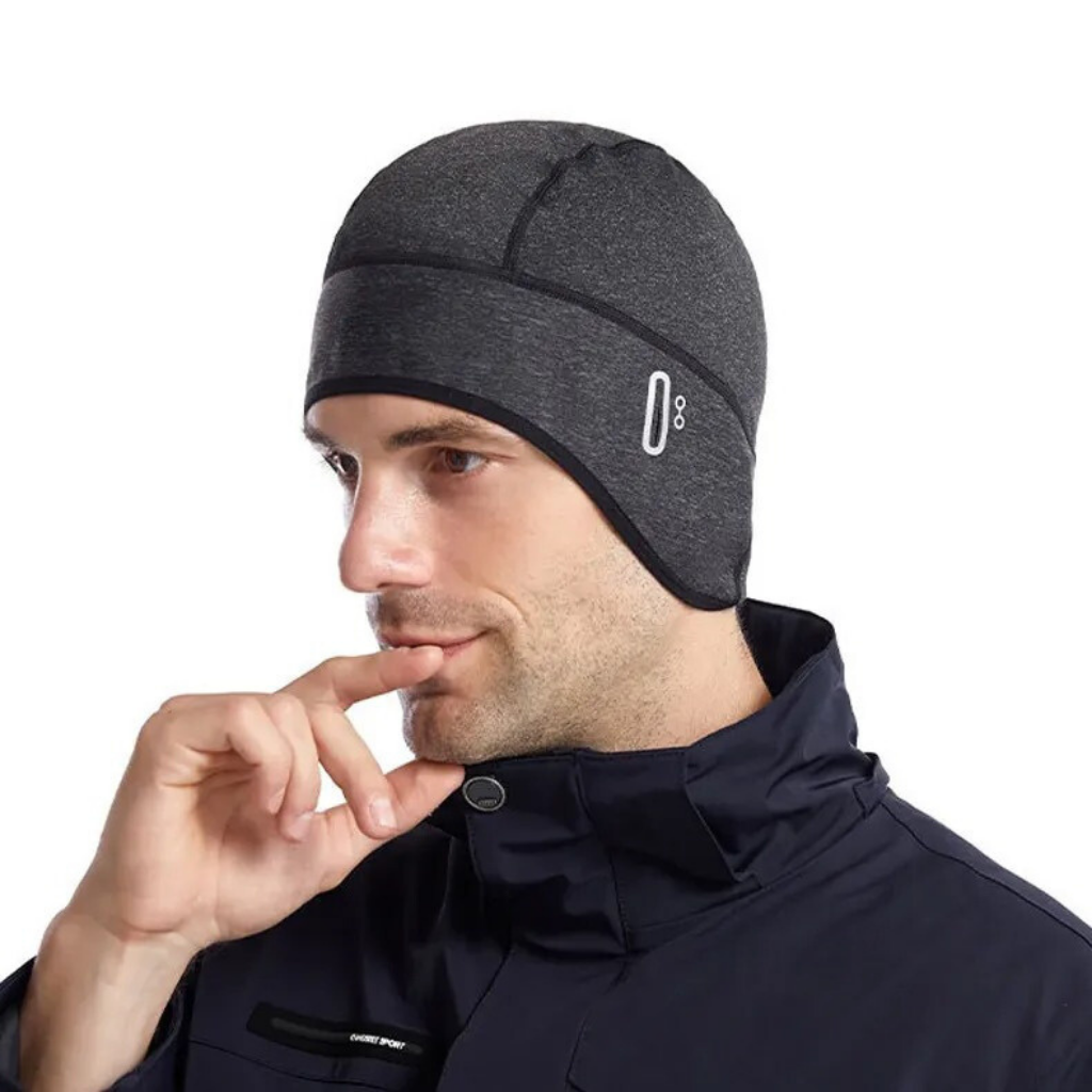 Mann mit schwarzer Thermomütze, winddicht, atmungsaktiv, ideal für Outdoor-Aktivitäten.