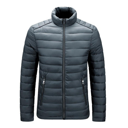 Dunkelgraue Herren-Daunenjacke, Stehkragen, Reißverschluss, Wintermode, warm, stilvoll.