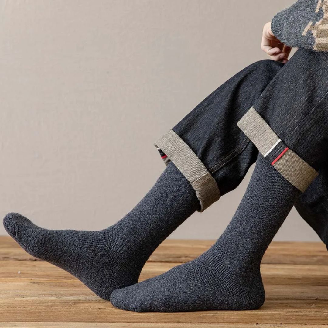 Graue Wollsocken für Herren, warm und bequem, ideal für kalte Wintertage, modisch und stilvoll.