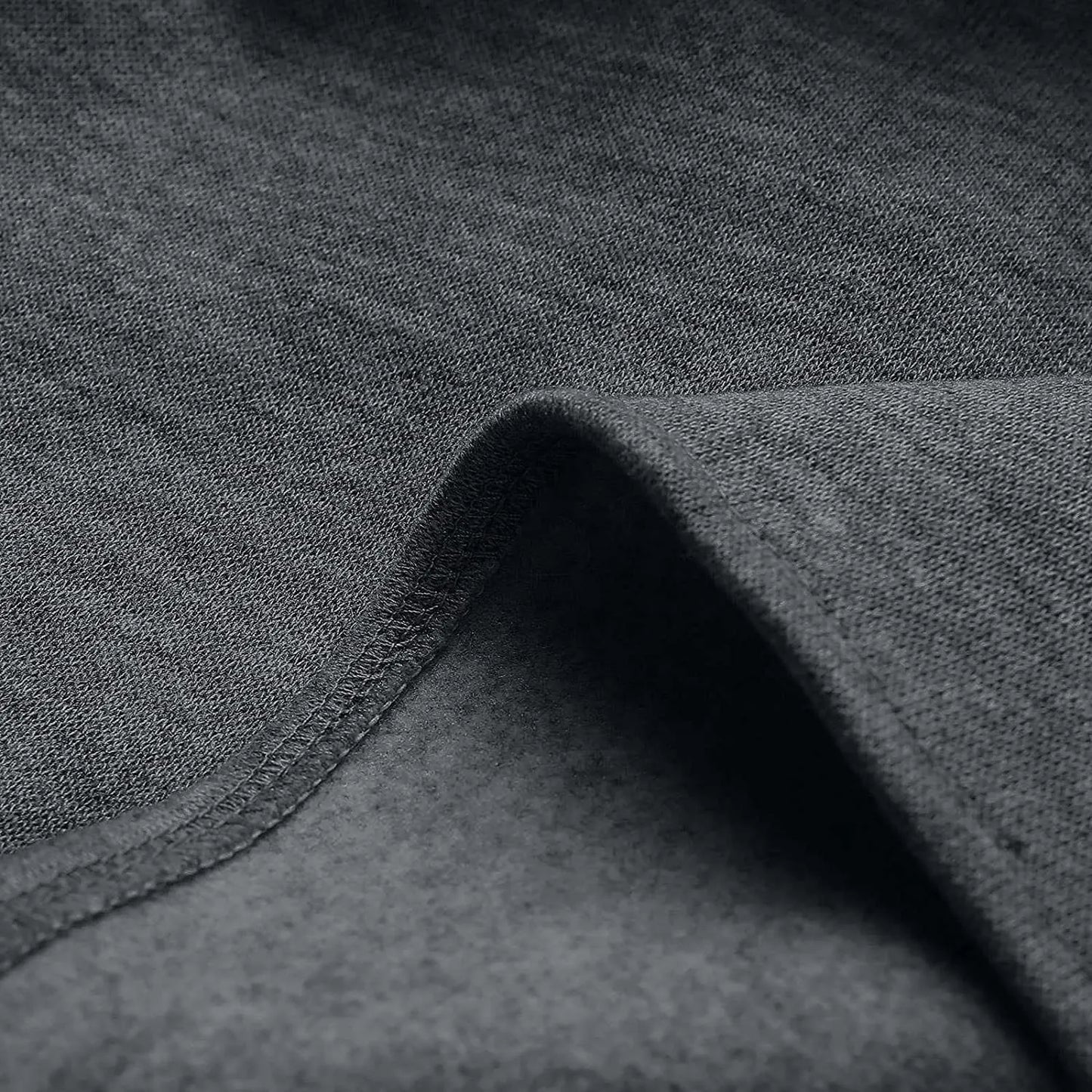 Dunkelgrauer Baumwollstoff, Nahaufnahme, weiche Textur, ideal für Bekleidung und Heimtextilien.