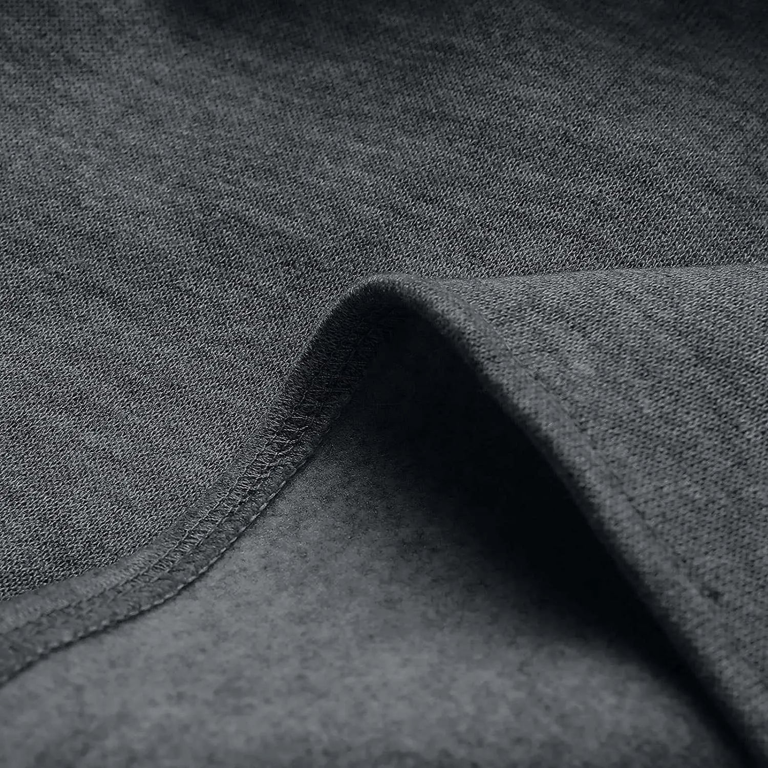 Dunkelgrauer Baumwollstoff, Nahaufnahme, weiche Textur, ideal für Bekleidung und Heimtextilien.