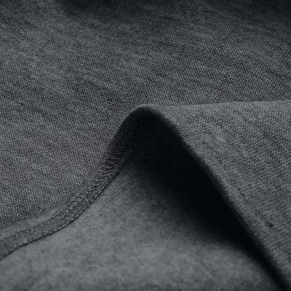 Dunkelgrauer Baumwollstoff, Nahaufnahme, weiche Textur, ideal für Bekleidung und Heimtextilien.