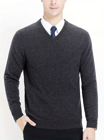 Mann im grauen V-Ausschnitt Pullover, Business-Look, elegantes Herrenmode-Outfit.
