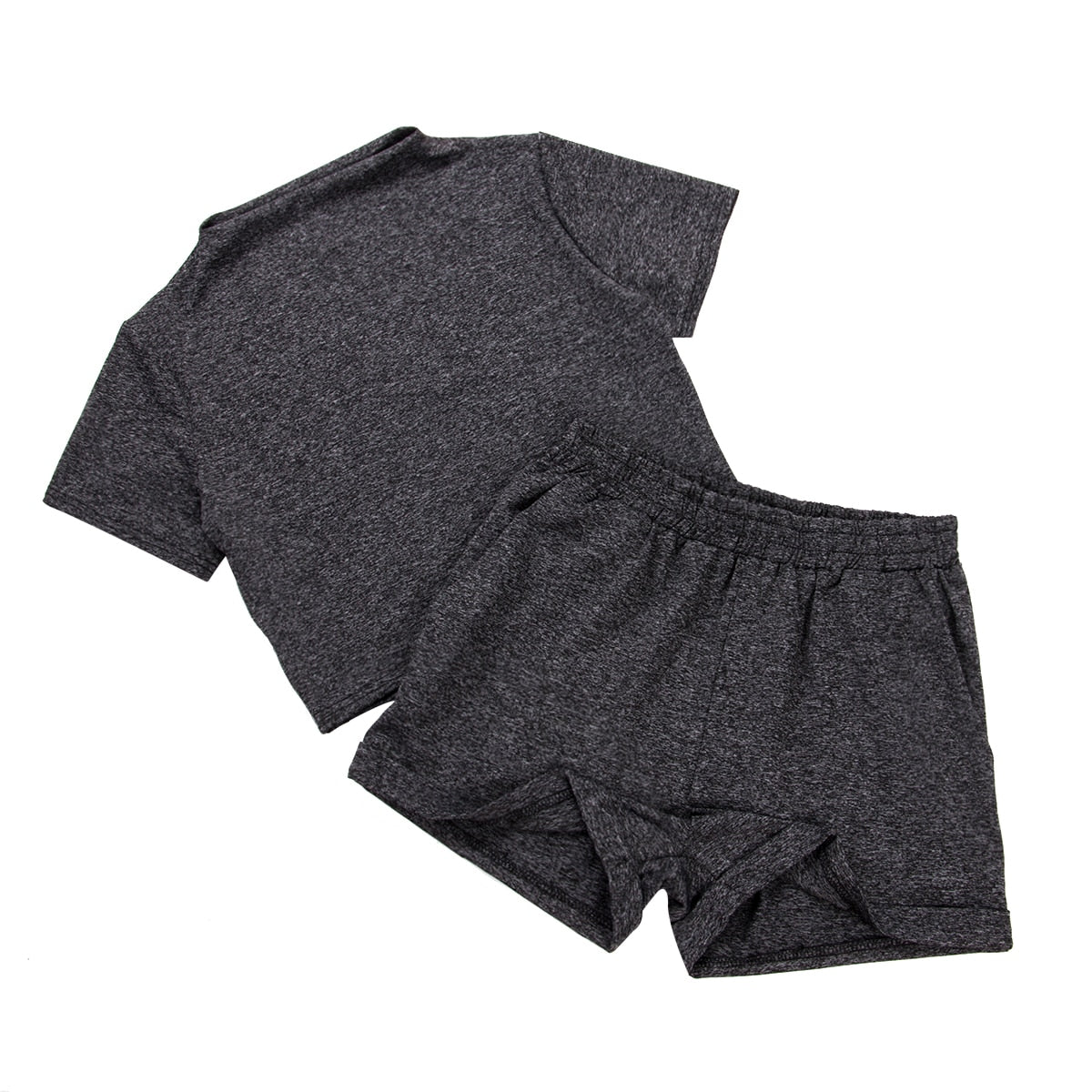 Dunkelgraues Sport-Set aus T-Shirt und Shorts, atmungsaktiv, ideal für Fitness und Freizeit.