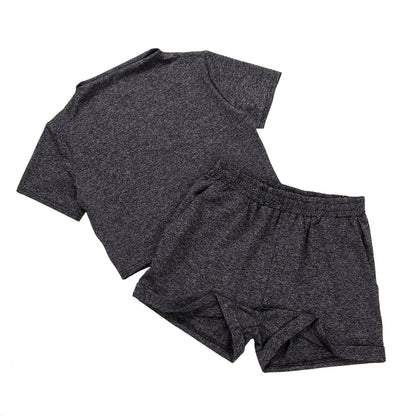 Dunkelgraues Sport-Set aus T-Shirt und Shorts, atmungsaktiv, ideal für Fitness und Freizeit.