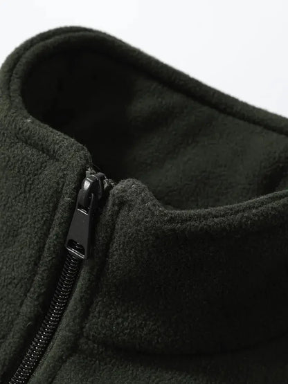 Dunkelgrüner Fleece-Pullover mit Reißverschluss, weiches Material, Outdoor-Bekleidung.