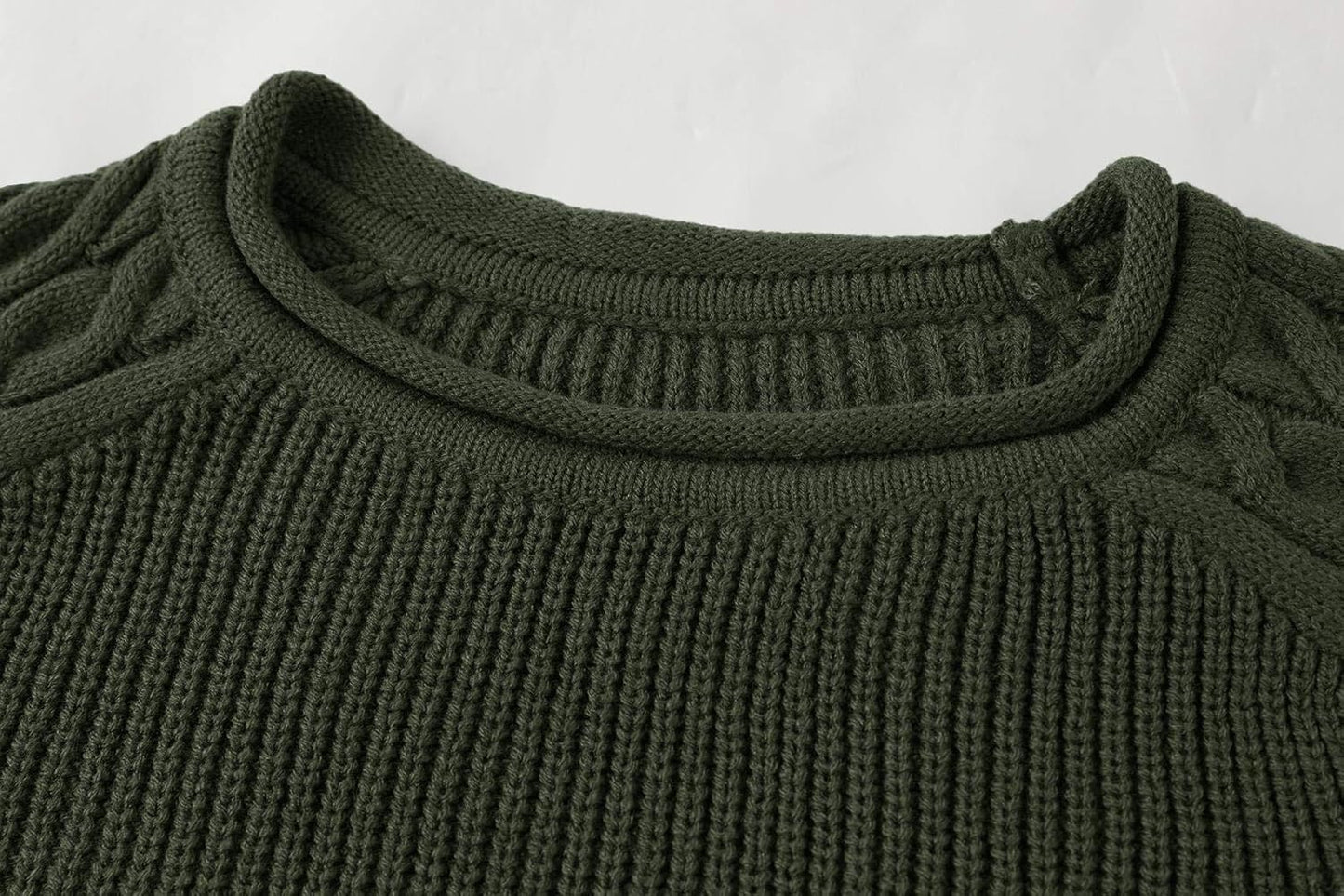 Dunkelgrüner Strickpullover aus Baumwolle, Rundhalsausschnitt, Zopfmuster, Herrenmode.
