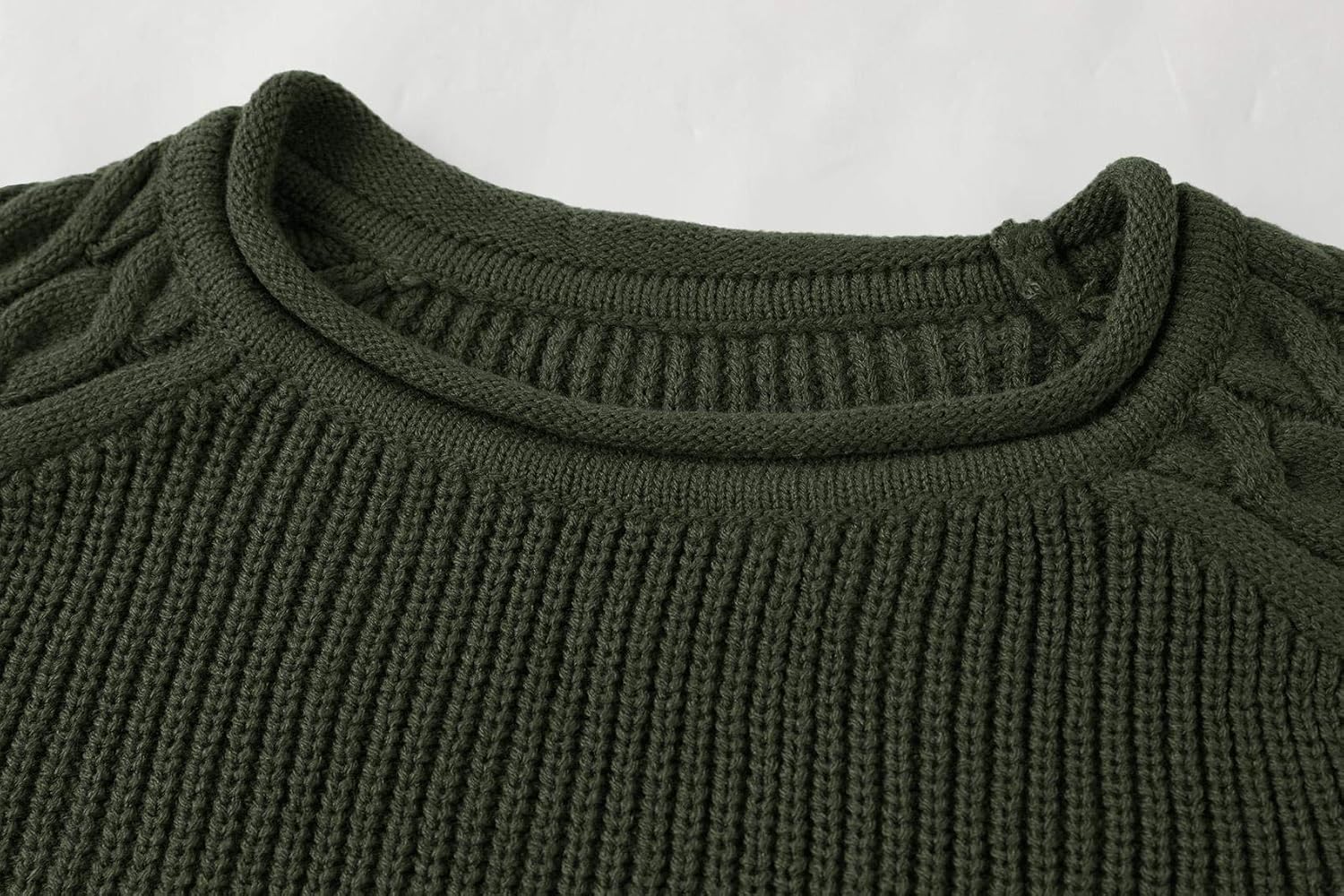 Dunkelgrüner Strickpullover aus Baumwolle, Rundhalsausschnitt, Zopfmuster, Herrenmode.