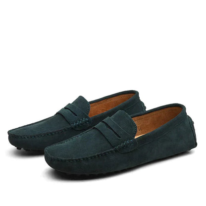 Dunkelgrüne Wildleder-Mokassins für Herren, rutschfeste Sohle, elegantes Design.