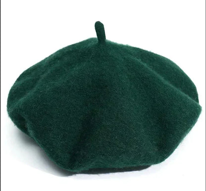 Dunkelgrünes Woll-Barett, klassisches Design, modisches Accessoire, Unisex-Hut.