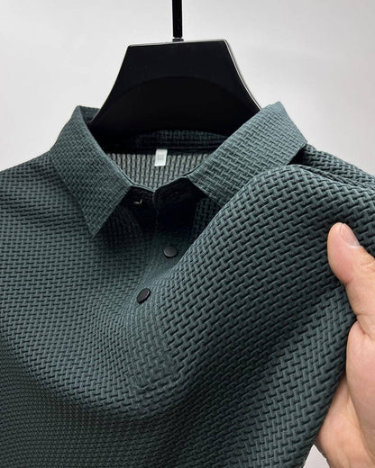 Dunkelgrünes Polohemd aus strukturiertem Stoff, Nahaufnahme, Herrenmode, elegant, stilvoll.