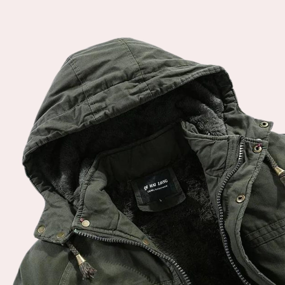 Grüne Winterjacke mit Kapuze, warmes Futter, Reißverschluss, Herrenmode, Outdoor-Bekleidung.