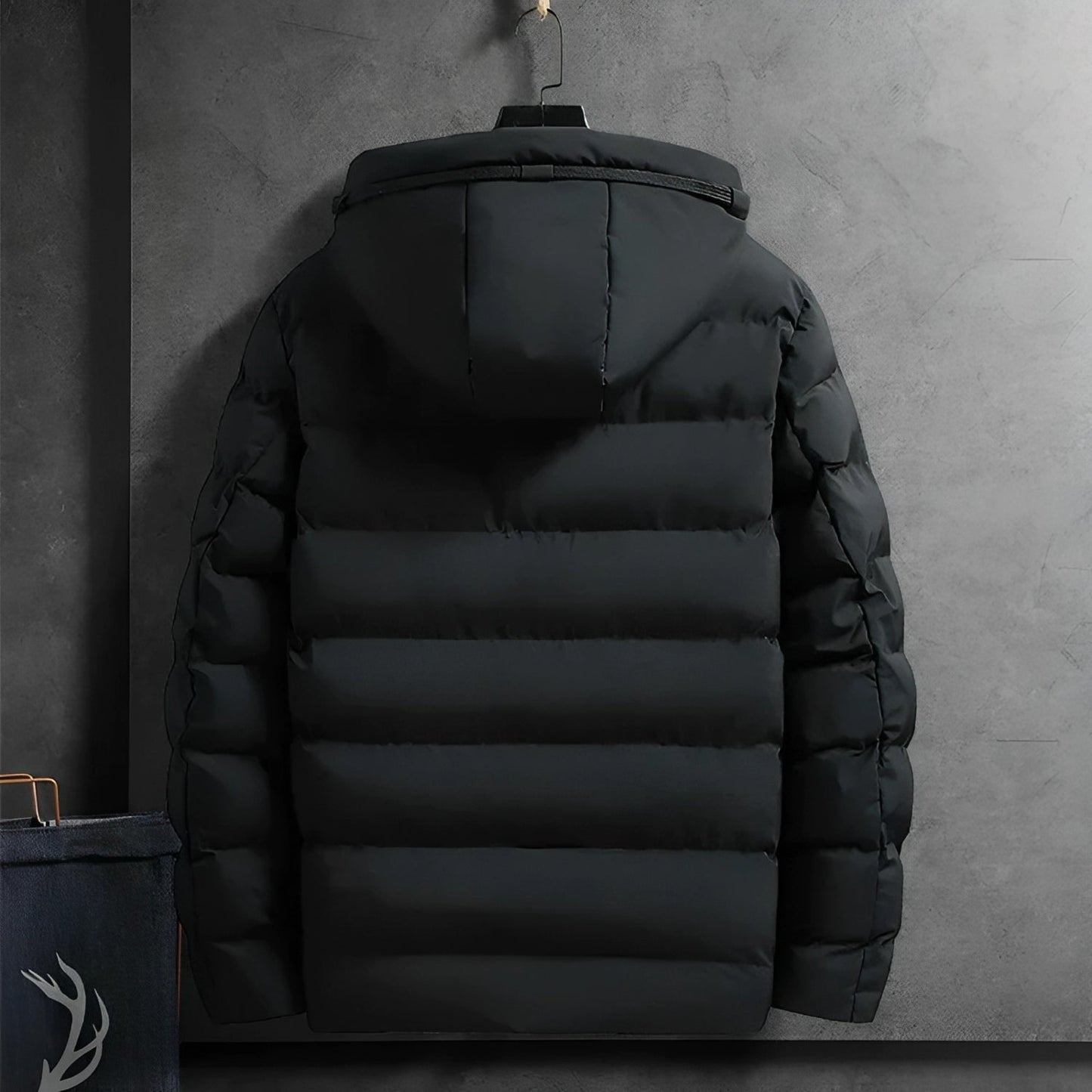 Schwarze Daunenjacke mit Kapuze, Wintermantel, warm, gesteppte Optik, Herrenmode.