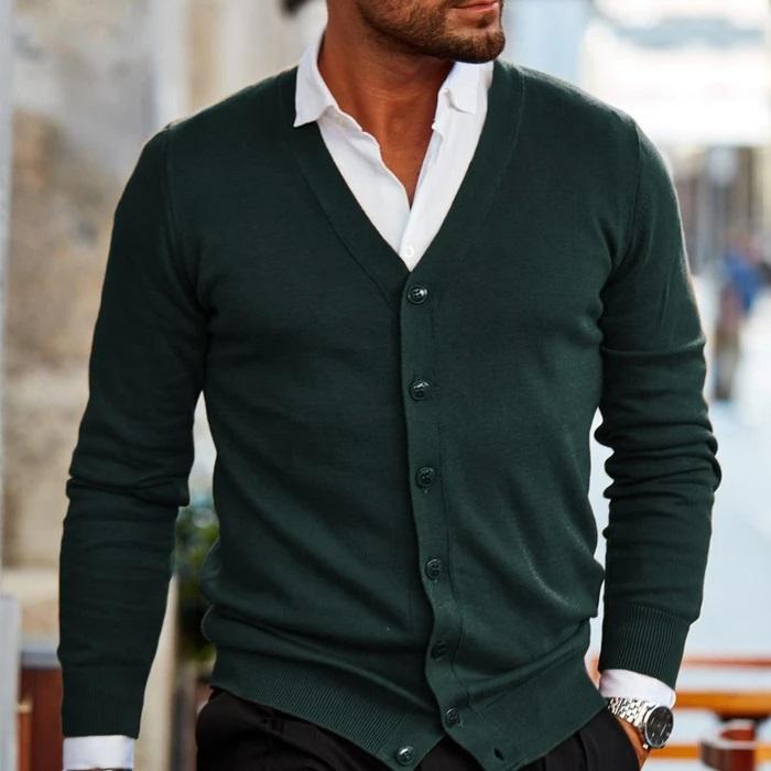 Mann in grünem Strick-Cardigan, weißem Hemd, eleganter Freizeitlook, Herrenmode.