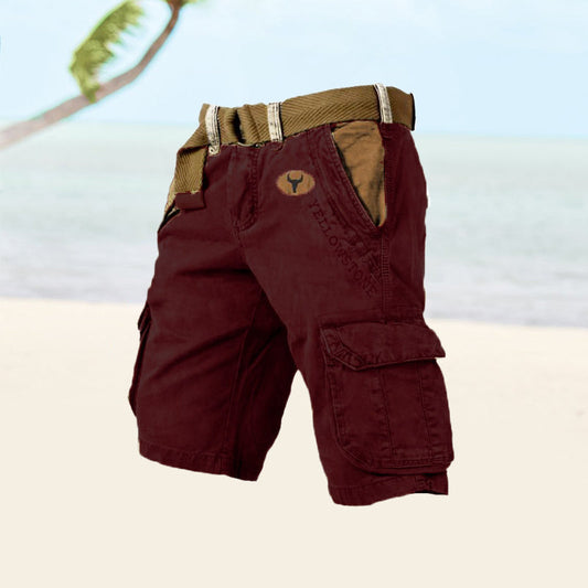 Braune Cargo-Shorts aus Baumwolle am Strand, Herrenmode, Sommerbekleidung, Freizeitkleidung.