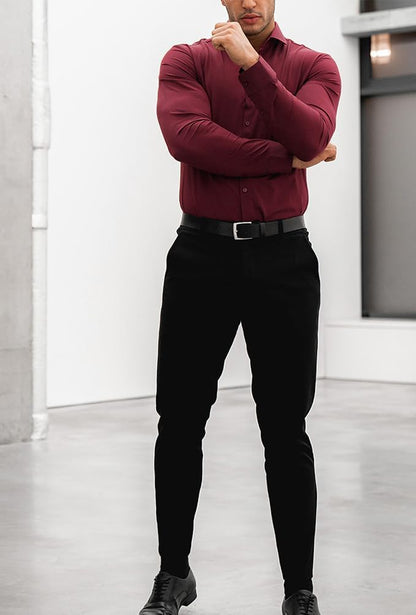 Mann in bordeauxrotem Hemd und schwarzer Hose, Business-Look, moderne Herrenmode, elegant.