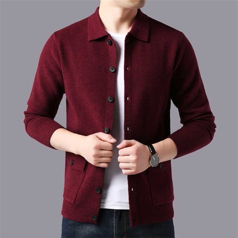 Männer Strickjacke, bordeauxrot, Knopfleiste, langärmelig, Freizeitmode, Herrenbekleidung.
