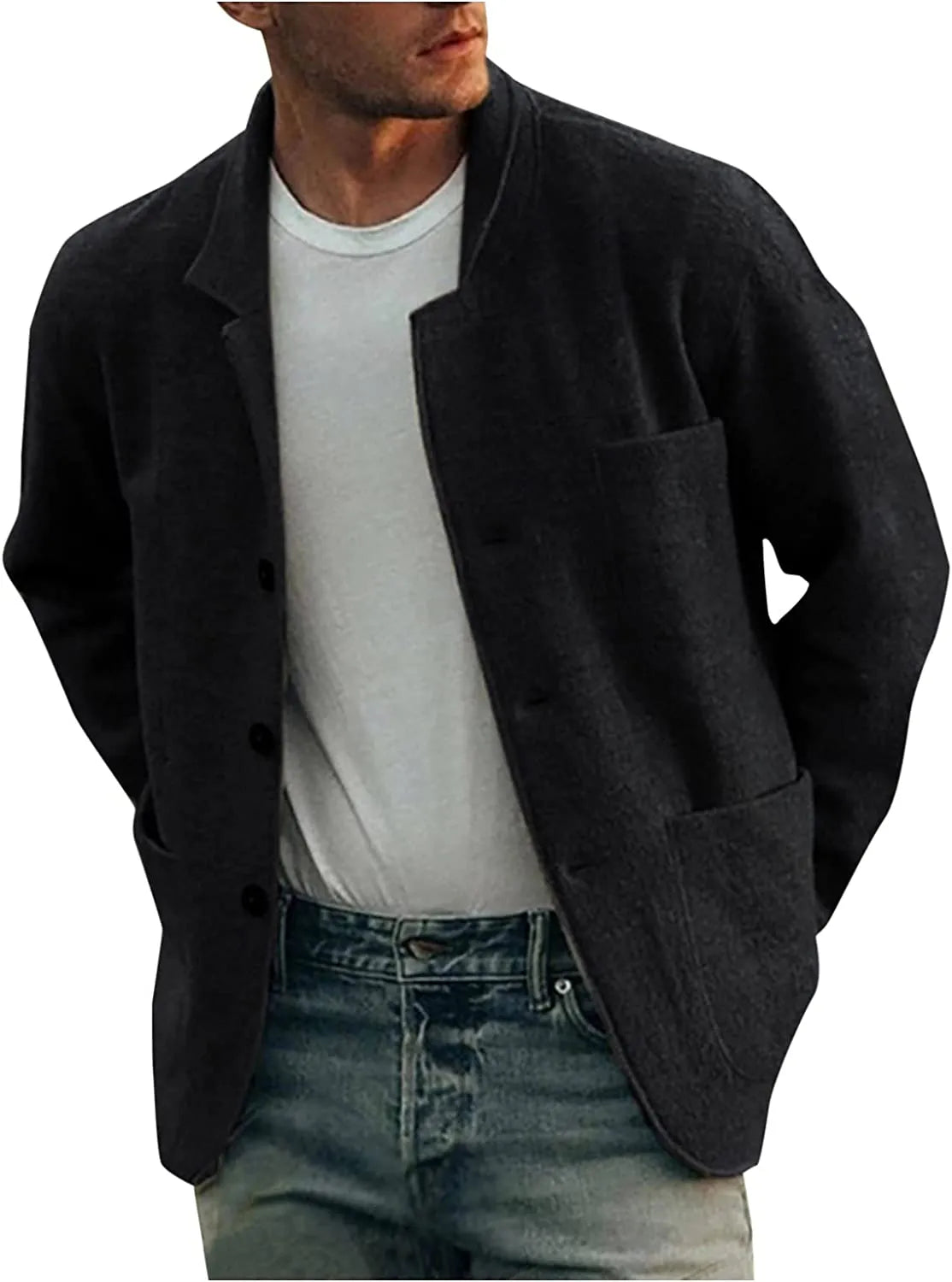Mann in schwarzer Wolljacke, weißem T-Shirt und Jeans, lässiger Herrenmode-Look.