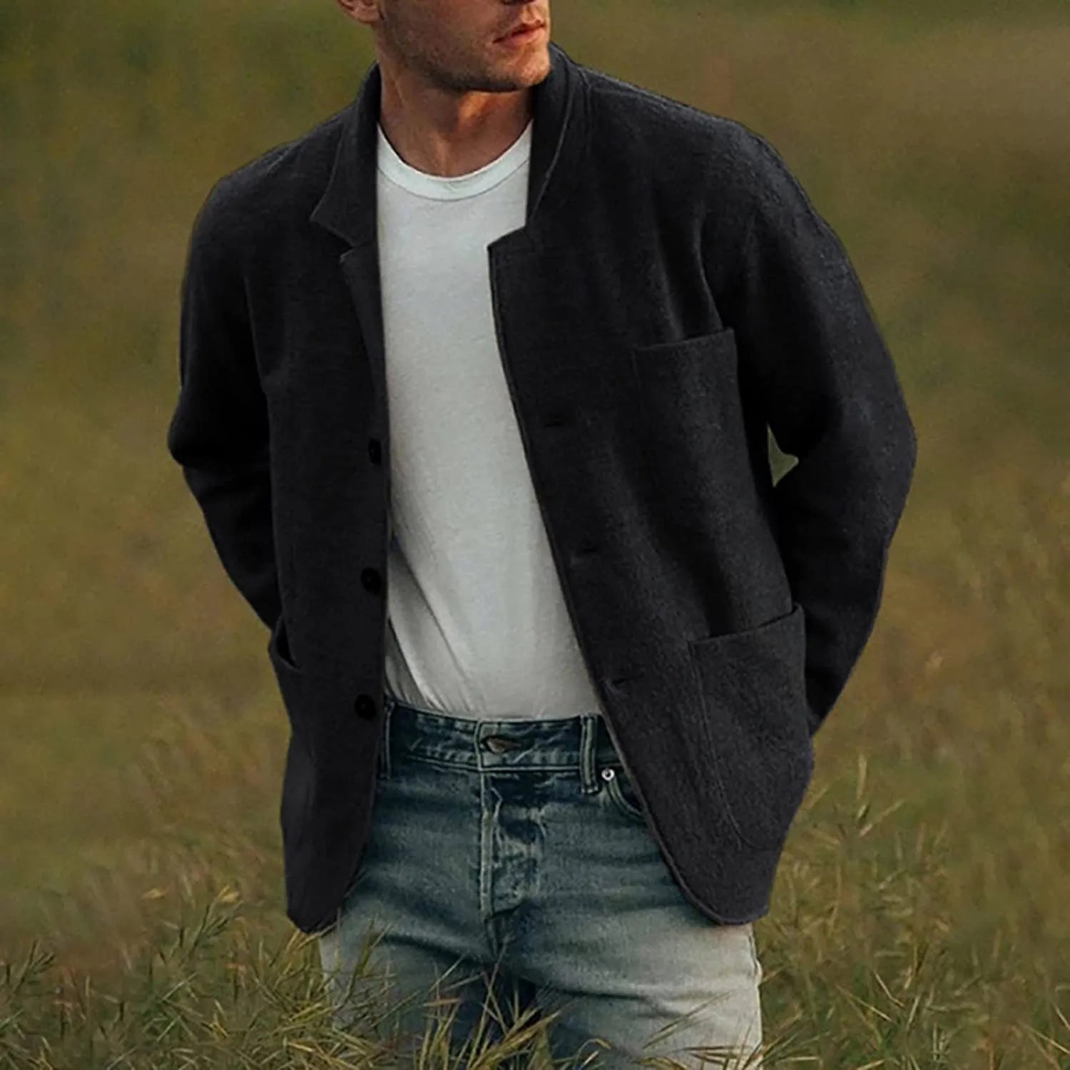 Mann in schwarzer Wolljacke und Jeans im Freien, lässige Mode, Herbstbekleidung.