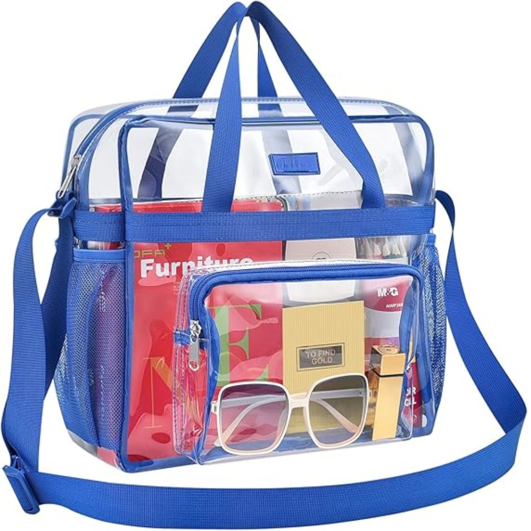 Klarer PVC-Rucksack mit blauen Trägern, ideal für Reisen und Stadionbesuche.