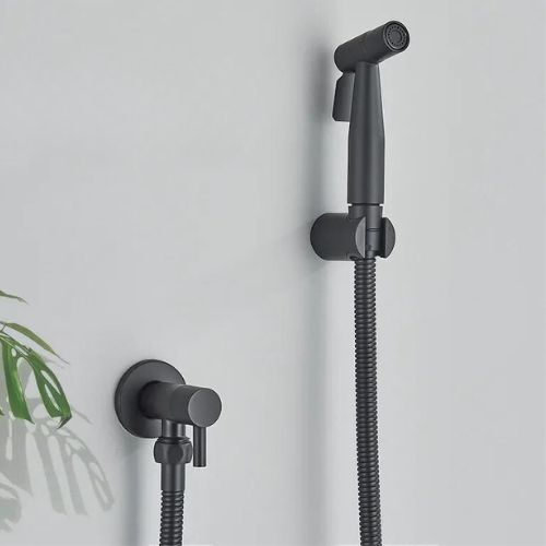 Schwarze Bidet-Handbrause mit Wandhalterung und Schlauch, modernes Badezimmerzubehör.