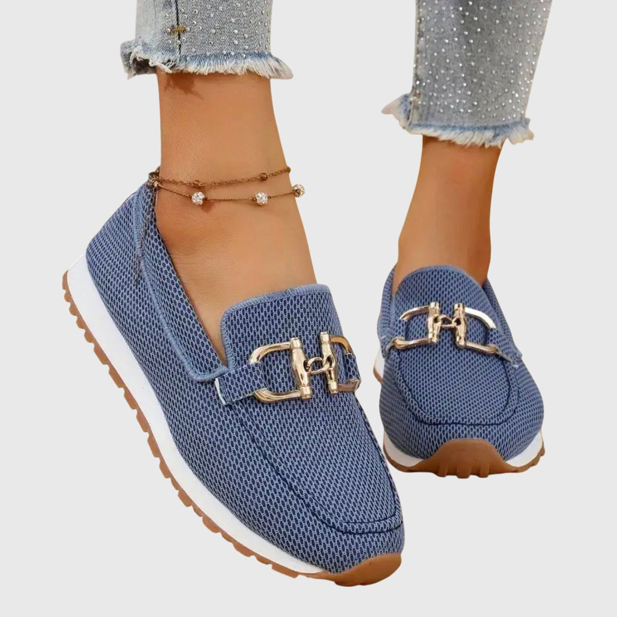 Blå instegsskor i mesh med metallspänne, burna av modell i slitna jeans med strass 3