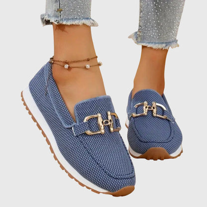 Blå instegsskor i mesh med metallspänne, burna av modell i slitna jeans med strass 3