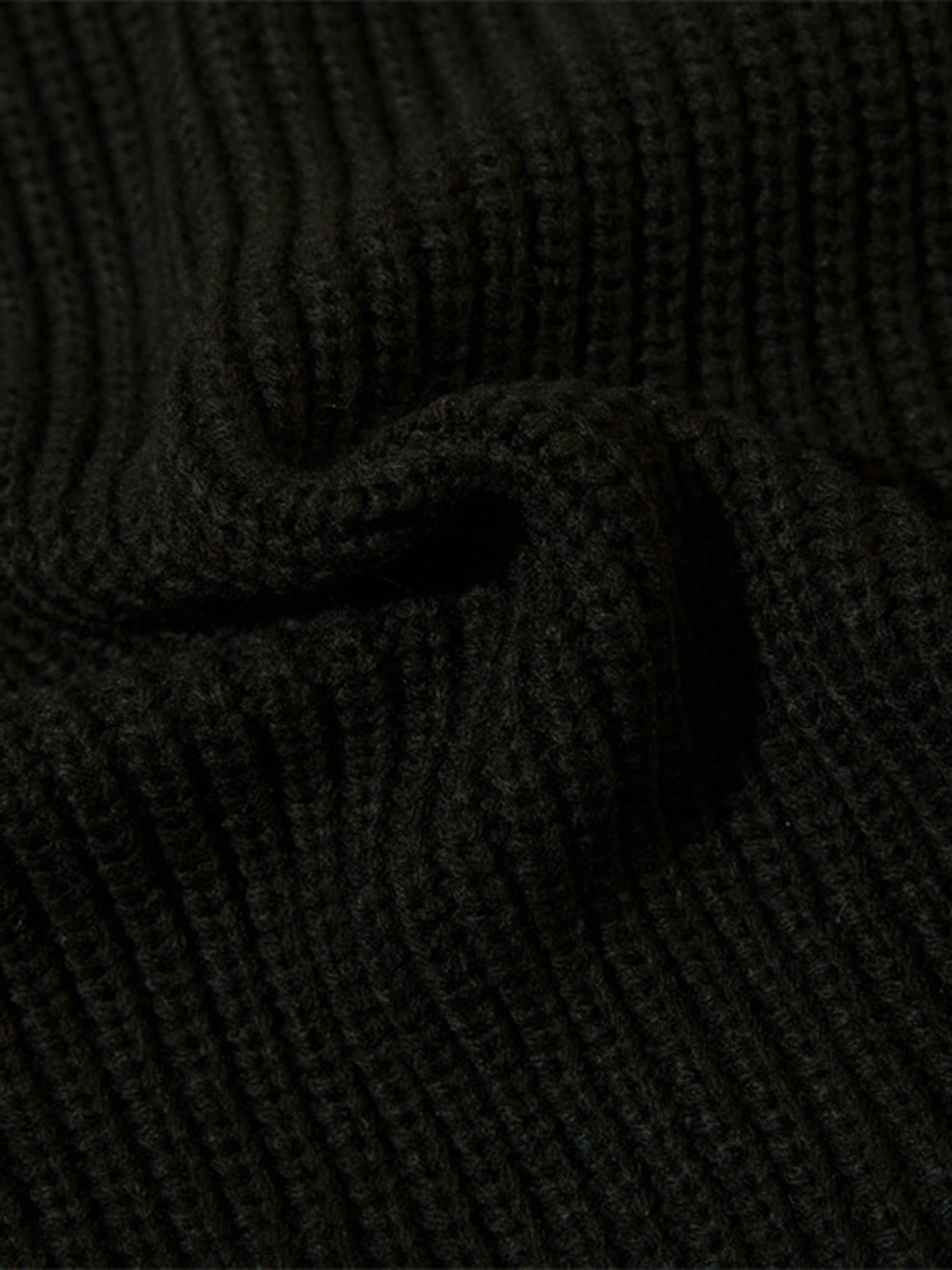 Schwarzer Strickstoff, gerippt, Nahaufnahme, Textur, Mode, Bekleidungsmaterial, Detailansicht.