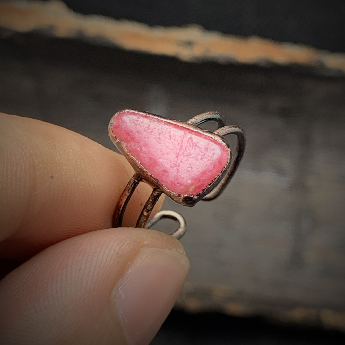Handgefertigter Ring mit rosa Stein, Vintage-Design, verstellbar, Modeschmuck, Damenaccessoire.