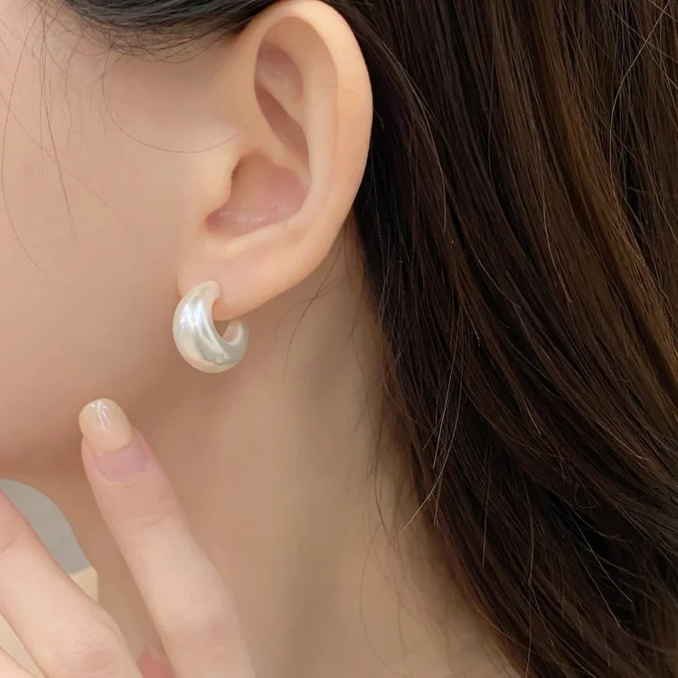 Frau mit Perlenohrring, eleganter Modeschmuck, Nahaufnahme, stilvoll, modisch, Accessoire.