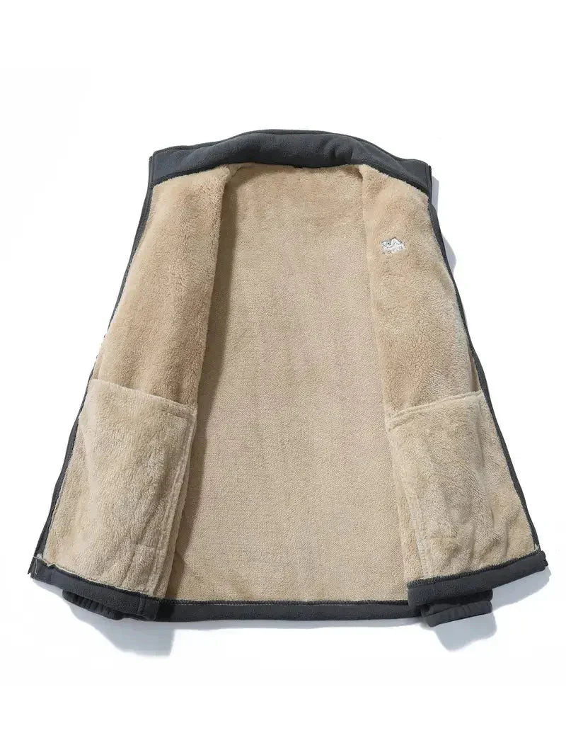 Beige Fleecejacke mit schwarzem Rand, offene Vorderseite, weiches Material, Herrenmode.