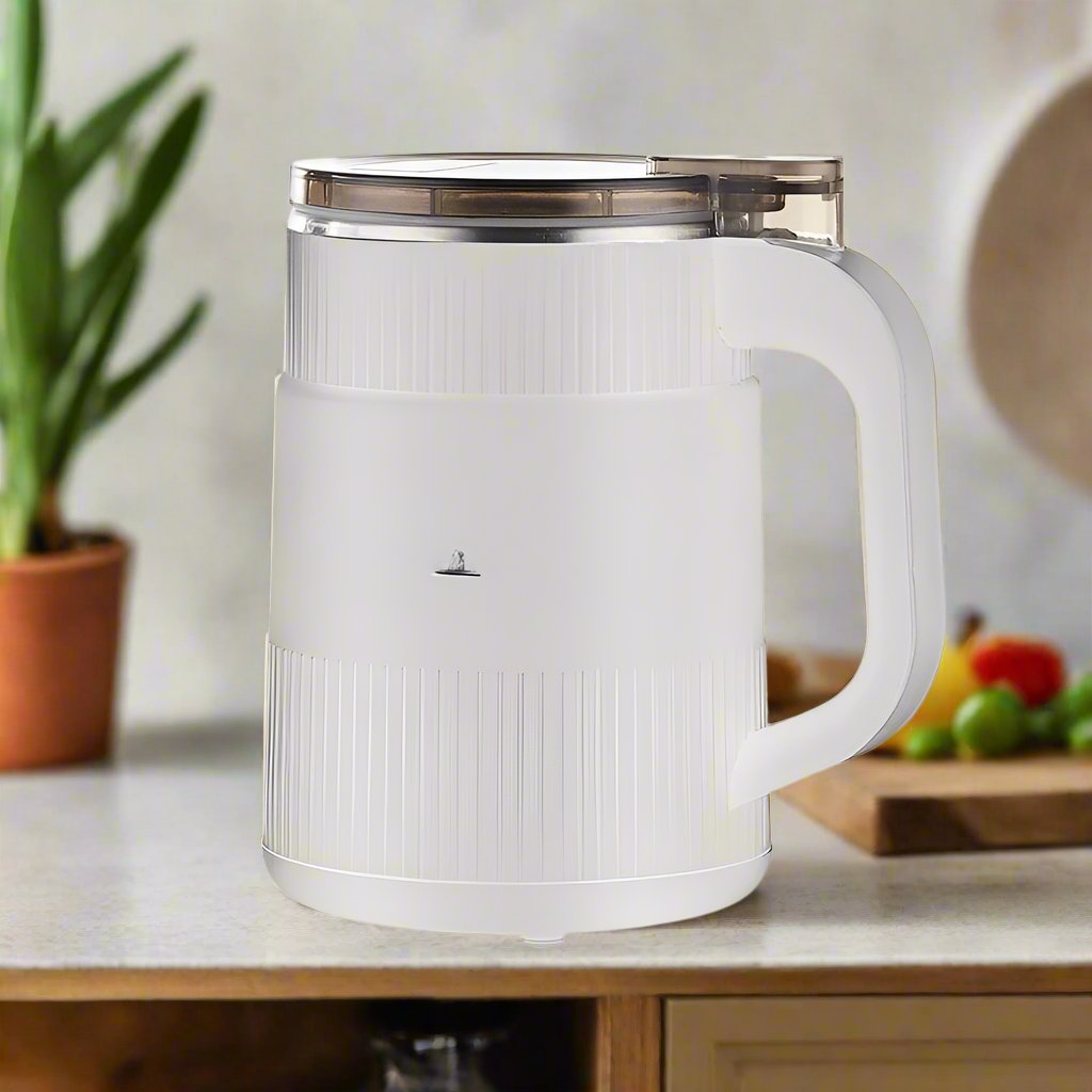 Weißer elektrischer Wasserkocher, modernes Design, Kunststoff, Küche, energiesparend.