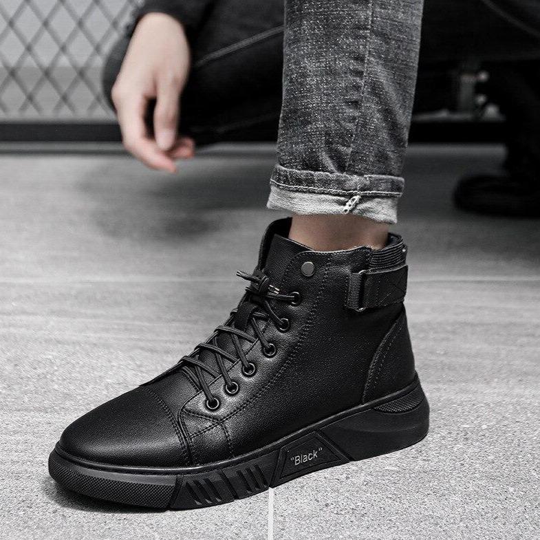 Schwarzer Herren-Sneaker aus Leder, knöchelhoch, modisch, lässig, mit Schnürung.