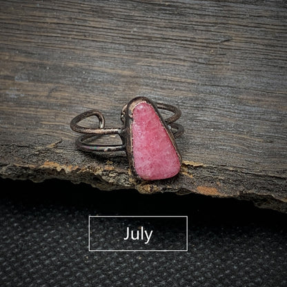 Silberring mit rosa Stein, handgefertigt, rustikales Design, Schmuck für Juli-Geburtstag.