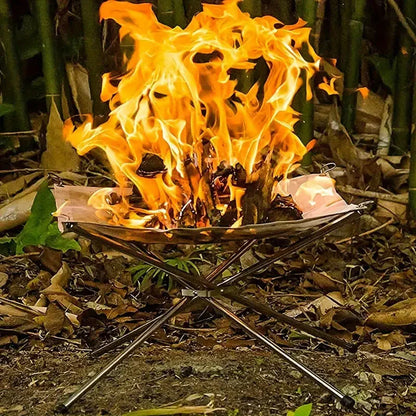 Tragbare Feuerstelle aus Edelstahl im Wald, ideal für Camping und Outdoor-Abenteuer.