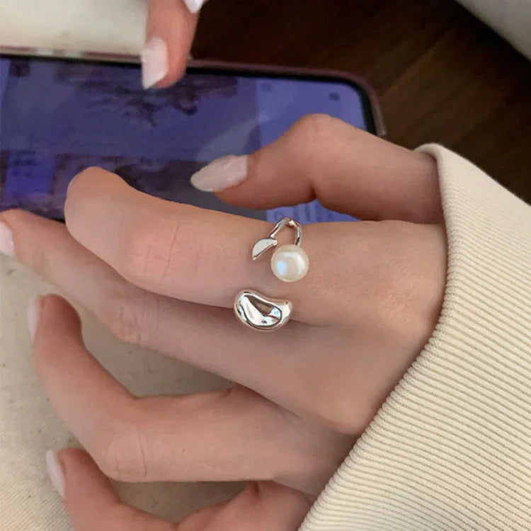 Silberner Ring mit Perle, elegantes Design, Damenmode, Schmuckaccessoire, stilvoller Look.