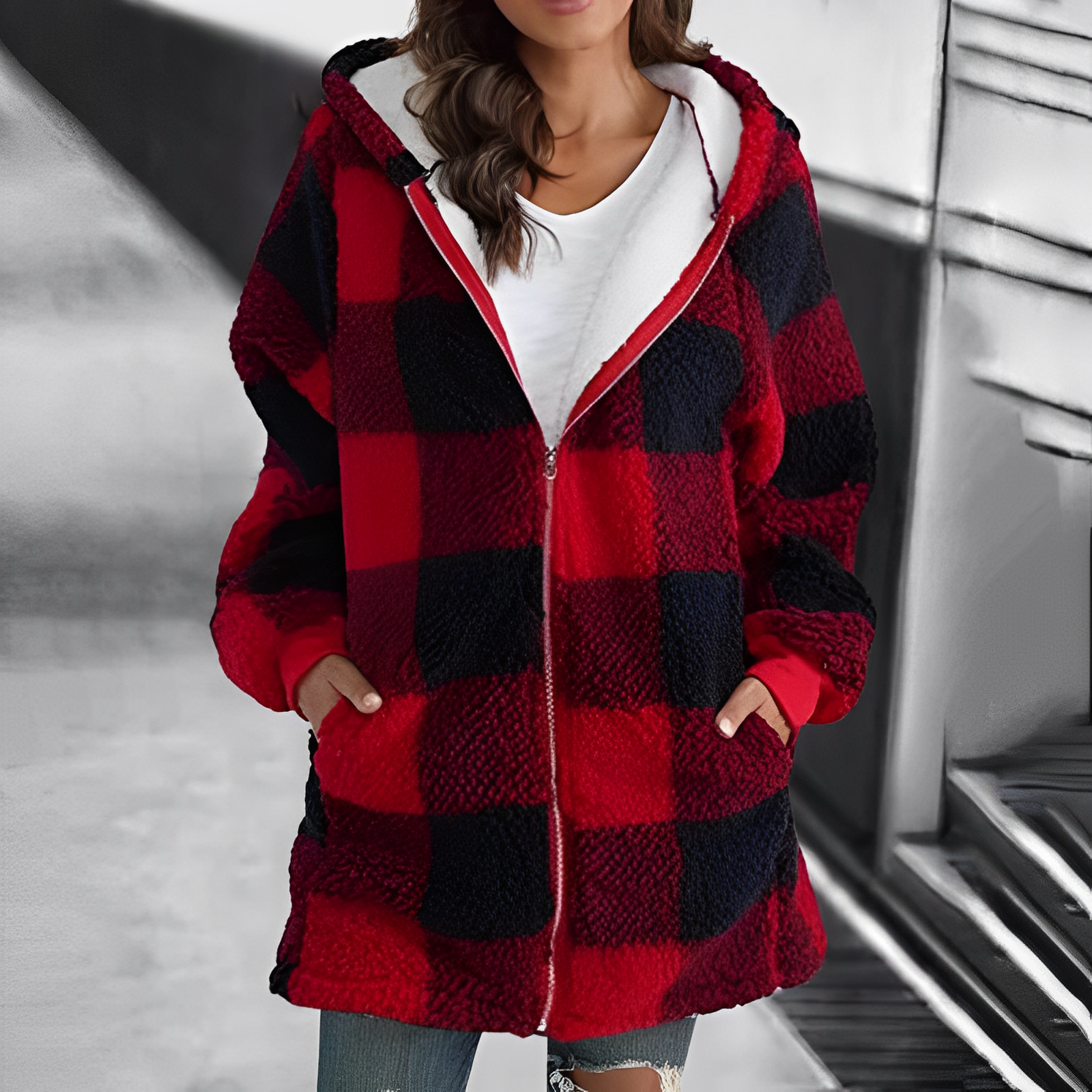 Frau in rotem kariertem Fleece-Mantel, lässige Mode, Winterbekleidung, gemütlich, warm.