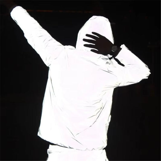 Reflektierende weiße Jacke mit Kapuze, Person von hinten, Nacht, modisch, Outdoor-Bekleidung.