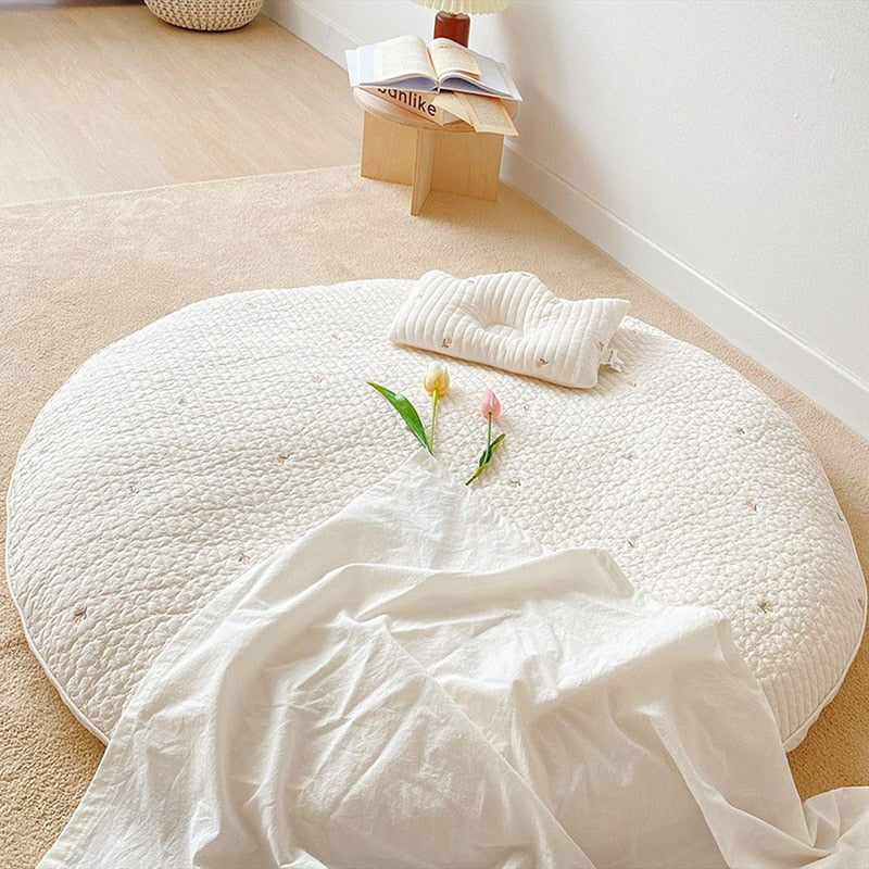 Polstrad babygymmatta i bomull med djurmotivbroderi - 80 cm