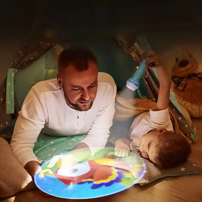 Mann und Kind im Zelt mit Taschenlampe, projizieren bunte Bilder, gemütliche Atmosphäre.